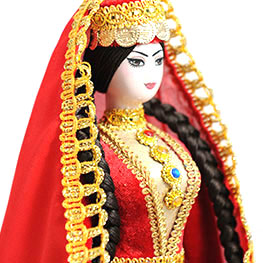 Кукла в азербайджанском национальном платье красного цвета