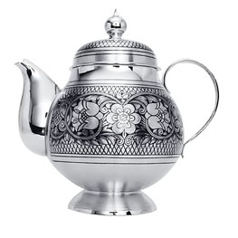 Серебряный чайник с цветочным орнаментом