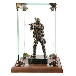 Статуэтка в стеклянной коробке «Спецназовец на камне»