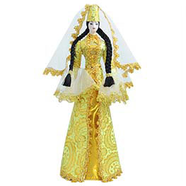Кукла в ингушском национальном платье золотого