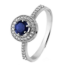 Серебряное кольцо в классическом дизайне с камнями