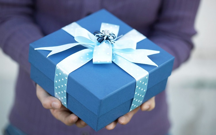 Что можно подарить свекрови на День рождения: шикарные подарки