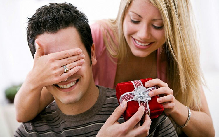 На что обратить внимание при выборе дорогого подарка мужу