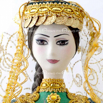 Кукла в азербайджанском национальном платье зеленого цвета