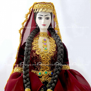 Кукла в азербайджанском национальном платье темно-красного цвета